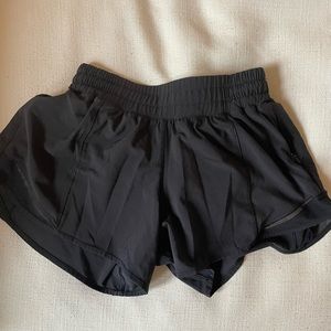 Lululemon shorty Hotty Hot Low Rise Short Size 2 black